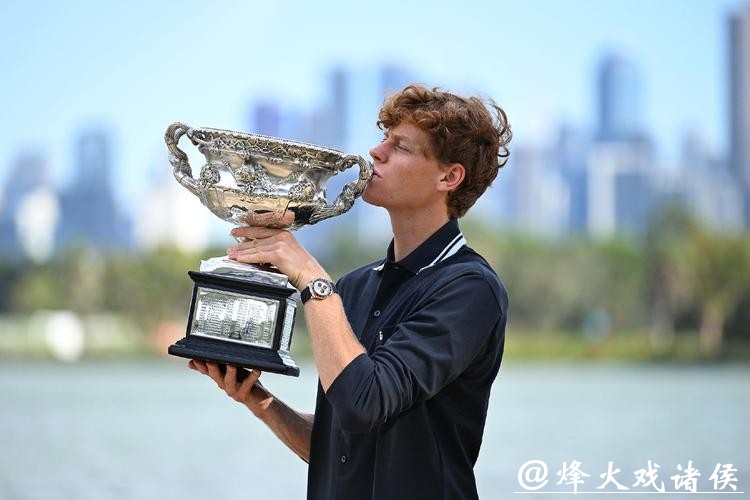 澳网|墨尔本今日逼近38度,比赛为避高温提前开打,德约与辛纳仍面临挑战 澳网|墨尔本今日逼近38度,比赛为避高温提前开打,德约与辛纳仍面临挑战