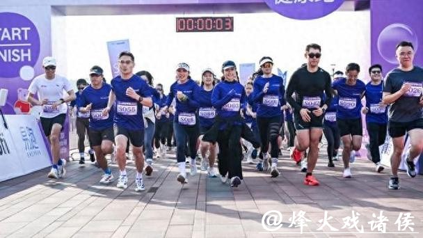 数百名跑者穿梭于浦东新区现代化的天际线下，“好好呼吸” 健康跑落幕
